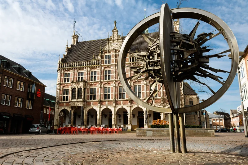 Historisches Rathaus Bocholt am Marktplatz mit dem Europa-Brunnen im Vordergrund
