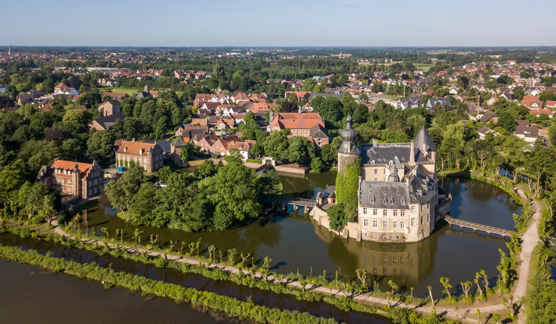 Burg Gemen in Borken aus der Luft, umgeben von Wasser, Bäumen und Wohnhäusern