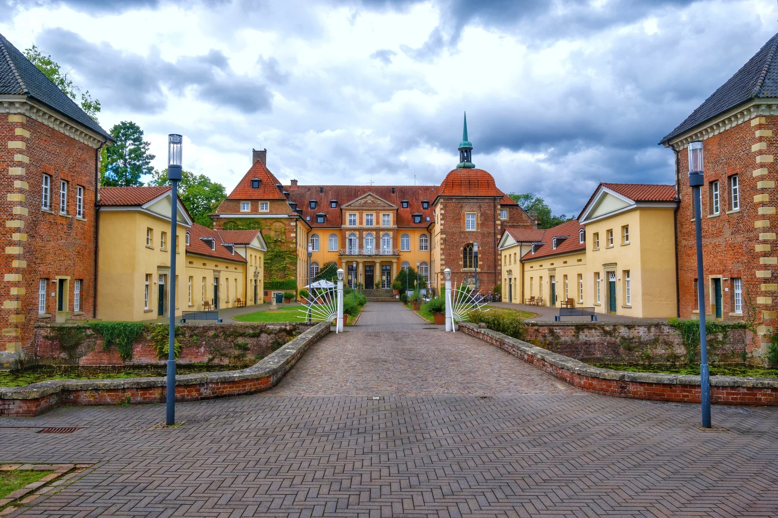 Schloss Velen mit Backsteinportal und hellen Seitenflügeln, gesehen vom Vorplatz